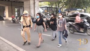 Người Đi Bộ Qua Đường Không Có Tín Hiệu Bằng Tay Sẽ Bị Phạt Tiền Đến 250.000 Đồng