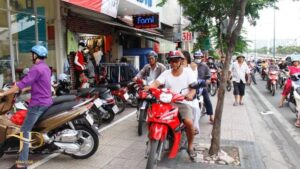 Đi Xe Máy Trên Vỉa Hè Sẽ Bị Phạt Đến 6 Triệu Đồng Từ 1/1/2025