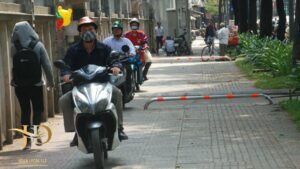Đi Xe Máy Trên Vỉa Hè Sẽ Bị Phạt Đến 6 Triệu Đồng