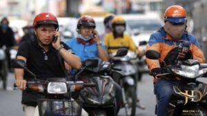 Sử Dụng Điện Thoại Khi Lái Xe Máy Có Thể Bị Phạt Đến 14 Triệu Đồng