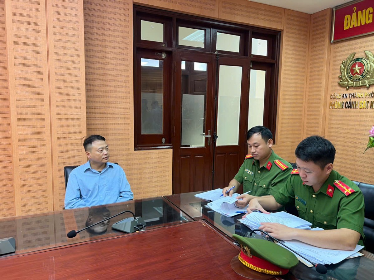 Nguyễn Hoà Bình tại cơ quan Công an